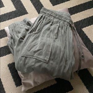 AMERICAN EAGLE OLIVE JOGERS